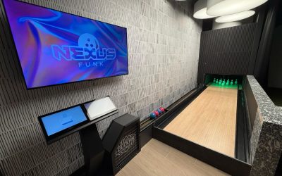 Bowlingbahn-Bauer bei der Arbeit über der Stadt: Installation von Duckpin-Bahnen im 10. Stock