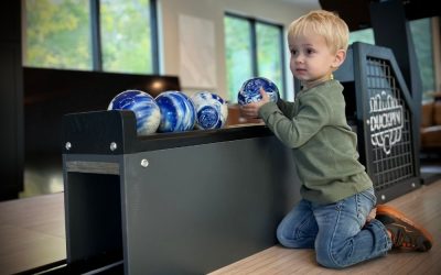 Einblick in ein Haus in Iowa: Maßgeschneiderte Duckpin-Bowlingbahnen, die Unterhaltung zu Hause neu definieren