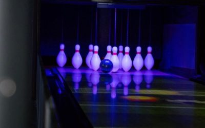 Einrichtung einer Bowlingbahn in der Innenstadt von Lakeland: RecRoom erweitert sein Angebot um Duckpin-Bahnen mit Projektion direkt auf die Bahn